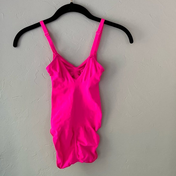 💖HTF NEW SKIMS SEAMLESS SCULPTING BODYSUIT FLAMINGO PINK S/M - Picture 5 of 5
